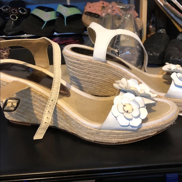 White Sun Flowers Wedges By Bare Traps - Picture 2 of 4